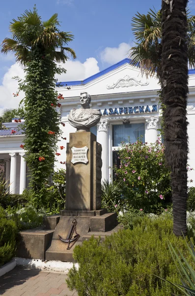 Busto dell'ammiraglio Mikhail Petrovich Lazarev su una stazione ferroviaria Lazarevskaya, Russia — Foto Stock