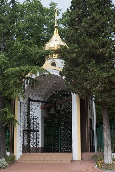 Glockenturm des Tempels des Hl. Nikolaus in der Siedlung lazarevskoje, Sotschi, Russland — Stockfoto