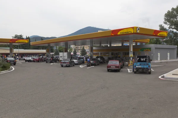 Tankstation "Rosneft" in de nederzetting Lazarevskoye, Sochi, Krasnodar regio, Rusland — Stockfoto