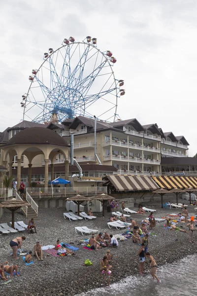 Vista del complejo hotelero "Surf" desde el muelle en el pueblo turístico Lasarevskoye, Sochi — Foto de Stock