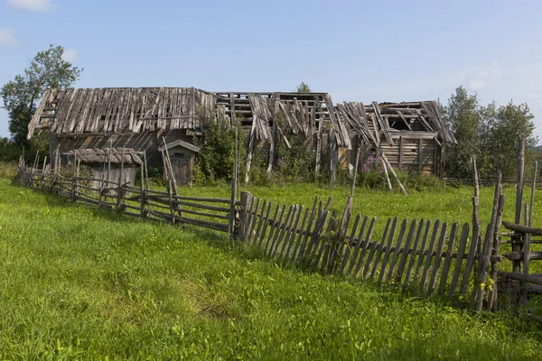 Casa abandonada en pueblo ruso — Foto de Stock