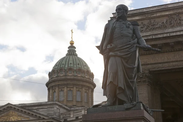 Monument to Barclay de Tolli at the Kazan Cathedral in St. Petersburg, Russia — Stock Photo, Image