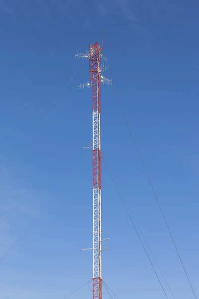 Mastro de comunicação de rádio em áreas rurais do Norte russo — Fotografia de Stock