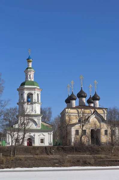 Vista de la Iglesia de la Dormición en Navolok y la iglesia de San Demetrio Prilutsk en Vologda, Rusia —  Fotos de Stock