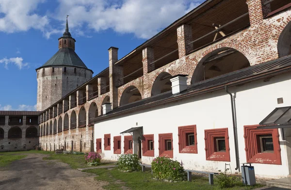 Ferapontovskii (Moskovskaya) Torre e gallerie delle mura della fortezza Monastero di Kirillo-Belozersky — Foto Stock