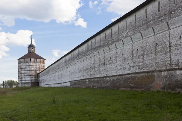 Muro della fortezza e torre Monastero di Vologodskaya Kirillo-Belozersky, regione di Vologda, Russia — Foto Stock