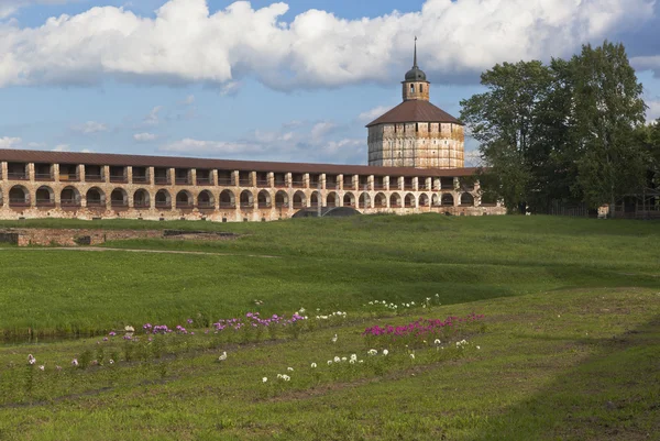 Ny fästning stad och Vologda tornet av Kirillo-Belozersky kloster, Vologda region, Ryssland — Stockfoto