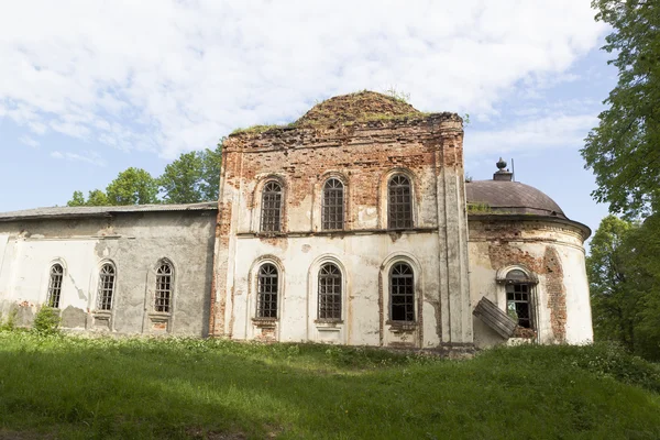 Rozpadající se kostel vzkříšení v obci Lipki, Vologodská oblast, Rusko — Stock fotografie