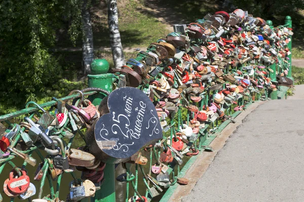 Huge castle in the form of heart on the railing of the bridge in park cities Vologda — Stock Photo, Image