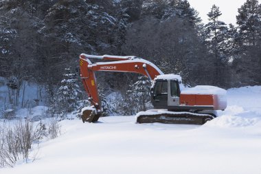 Orman yolu yakın donmuş Ekskavatör