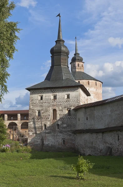 Türme Kesselhaus und Kusnetschnaja im Kirillo-Belozersky-Kloster — Stockfoto