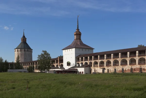 Zdi pevnosti nového města s Ferapontovskii (Moskovskaja) a Kazanskaya věže Kirillo-Belozersky klášter — Stock fotografie