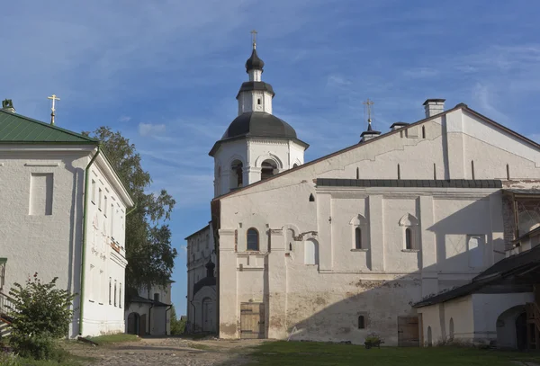 Kostel Úvod Marie do chrámu s refektář v klášteře Kirillo-Belozersky — Stock fotografie