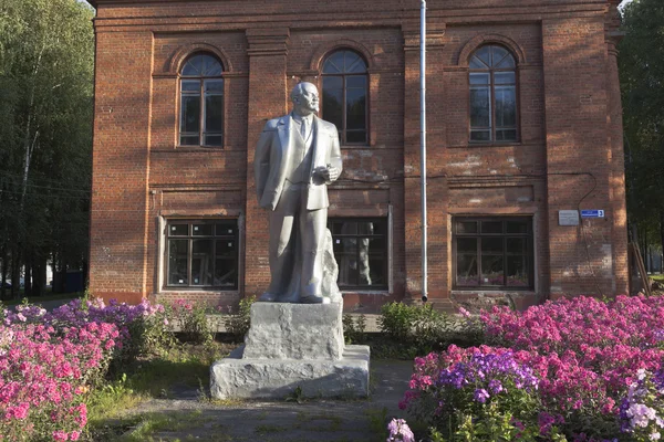 Monument till Vladimir Lenin på folkets hus i staden Kirillov av Vologda regionen — Stockfoto