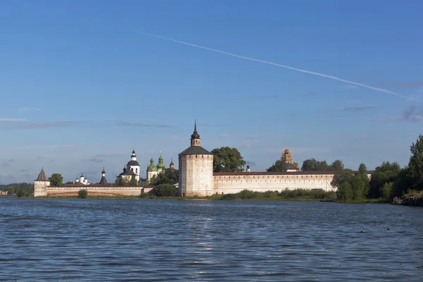 Summer morning on Siverskoe Lake near Kirillo-Belozersky monastery in Vologda region — Stock Photo, Image