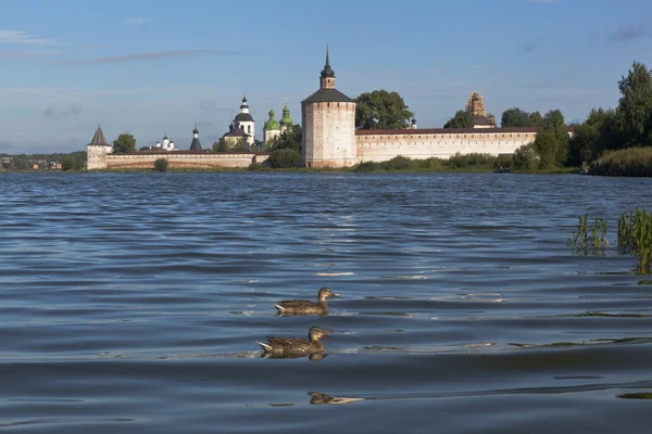 Lago Siverskoe cerca del monasterio Kirillo-Belozersky en la madrugada de verano en la región de Vologda, Rusia — Foto de Stock