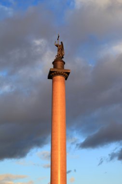 Saint-Petersburg, Rusya-27 Ekim 2012: Alexander sütun akşam gökyüzünde bir arka plan üzerinde