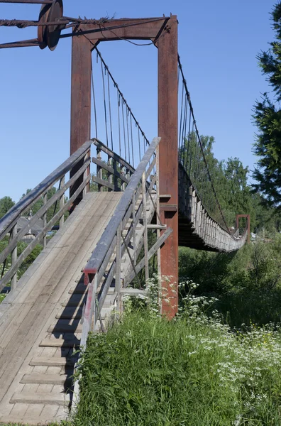 Ponte de suspensão sobre o rio Vaga na aldeia Verkhovazhye da região de Vologda, Rússia — Fotografia de Stock