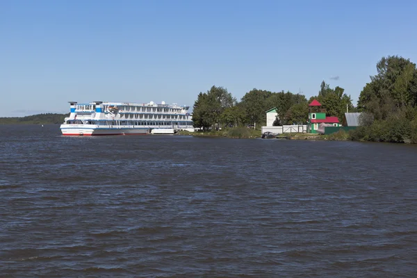 Navio de cruzeiro fluvial "Alexander Green" no cais na aldeia Goritsy na região de Vologda — Fotografia de Stock