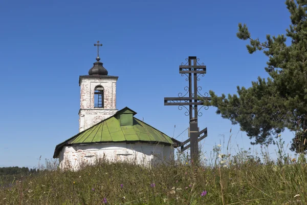 Cruz de adoración cerca de la Iglesia de Introducción de la Santísima Virgen María al Templo en el pueblo de Goritsy Región de Vologda, Rusia —  Fotos de Stock