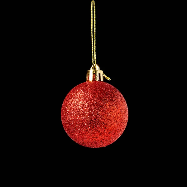 Boule rouge de Noël sur fond noir. — Photo