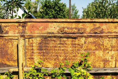 Paslı metal çit sarıya boyanmış arka plan