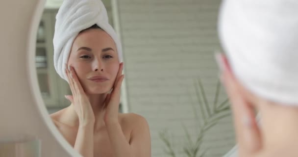 Attraktive junge Frau mit sauberer, frischer Haut bei einer Massage mit den Fingern im Gesicht und im Nacken. Glückliche Dame macht regelmäßige Prozedur zum Liften der Haut. — Stockvideo