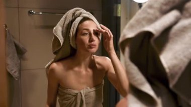 Ellerini beyaz lavaboda sabunla yıkayan adama yaklaş.