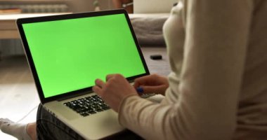 Chroma Key yeşil ekran dizüstü bilgisayarı çalışanlarıyla veya müşterileriyle çevrimiçi video konferansı sırasında el kol hareketi yapan adamın elleri - uzak çalışma, teknoloji konsepti 4k şablonu