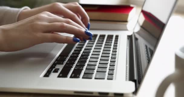 Tipuri de fete și informații de căutare cu un laptop — Videoclip de stoc