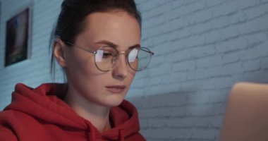 Uzaktan kumanda için modern dizüstü bilgisayar kullanan odaklı kadın