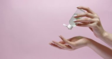 Antiseptik uygulayan kadın ellerini kapat.