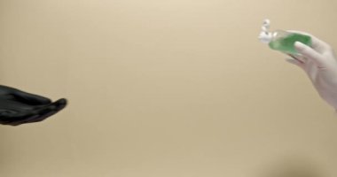 Bir elin eldivende, diğer eline antiseptik sürüyorsun. 