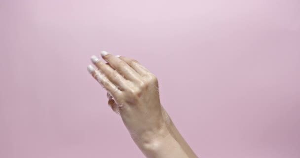 Närbild av kvinna tvätta händer med tvål över rosa studio bakgrund. Personlig hygien och kroppsvård. — Stockvideo
