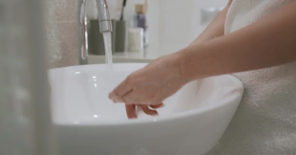 Zamknąć żeńskie dłonie mydłem antybakteryjnym podczas mycia rąk w łazience. Kobieta dbająca o swoje zdrowie w celu zapobiegania chorobom zakaźnym. — Wideo stockowe