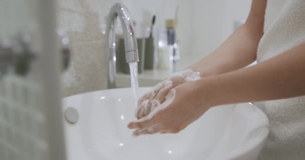 Tutup wanita muda dibungkus dengan handuk mencuci tangan dengan sabun di baskom cuci. Konsep kebersihan dan perawatan kesehatan. — Stok Video
