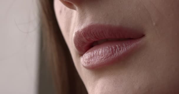 Mooie natuurlijke vrouwelijke lippen die kussen. Sluit de mond van een vrouw. Schone huid en gevoelige lippen. — Stockvideo