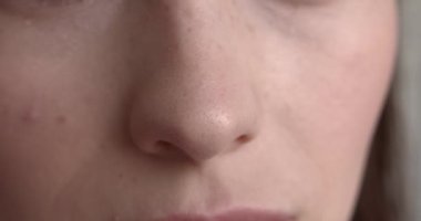 Dişi burnunun ve yanaklarının doğal genç cildiyle kapatılması. Makyajsız güzellik. Yüz ayrıntısı.