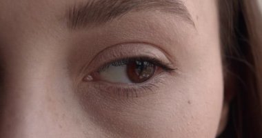 Maskarayla kaplanmış kirpikli ve doğru bir şekilde koparılmış kaşlı kadın kestane rengi gözünü kapat. Saf ciltli genç bir kadın.. 