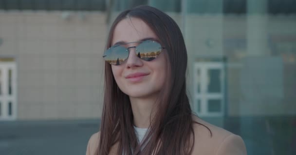 Портрет Впевненої Ділової Жінки Сонцезахисних Окулярах Позує Міській Вулиці Успішна — стокове відео