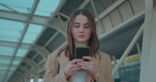 Mujer Joven Sonriente Con Atuendo Formal Elegante Usando Teléfono Celular — Vídeo de stock