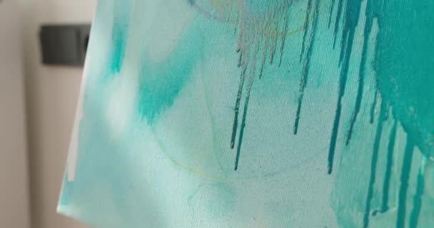 Primer plano del patrón abstracto en tonos azules realizado por talentoso artista sobre lienzo. Producto artístico en el estudio. Dibujo para exposición. — Vídeo de stock