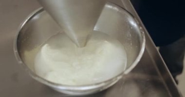 Taze ürünlerden peynir yapma süreci