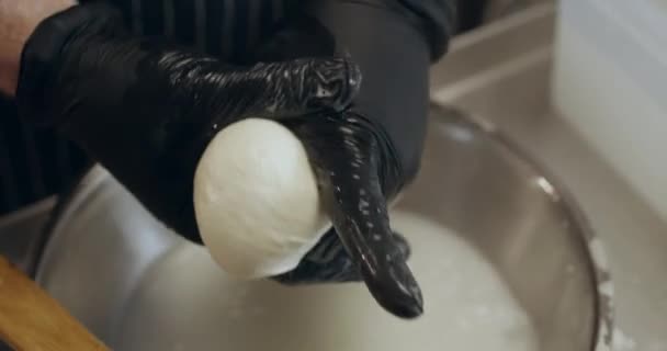 Proceso de elaboración de queso mozzarella por chef profesional — Vídeos de Stock