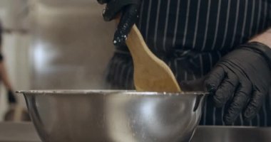 Eldivenli peynir üreticisinin el yapımı ürünlerini yaparken yakın plan.