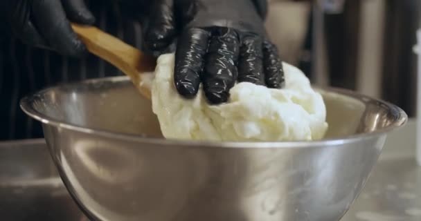 Homem fazendo forma de queijo fresco na cozinha — Vídeo de Stock