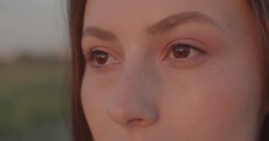 Açık havada duran, saf derili bir kadına yaklaş. 