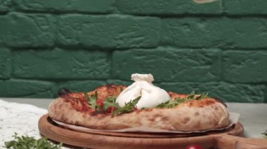 Erkek eli kapalı, lezzetli pizzaya sos sosu döküyor.