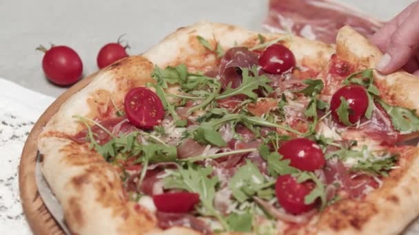 Homme prenant une tranche de délicieuse pizza italienne — Video