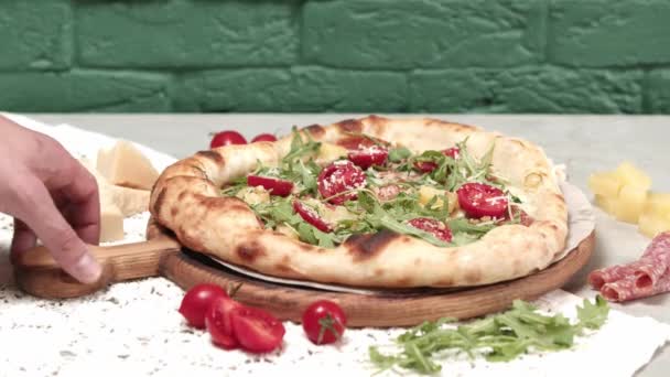 Mężczyzna strony biorąc drewniane pokładzie z pyszne włoski pizza — Wideo stockowe
